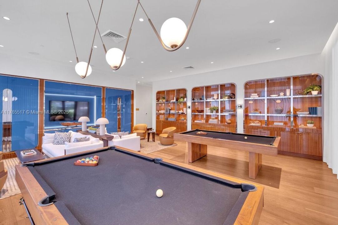 For Sale: $1,070,000 (1 beds, 1 baths, 772 Square Feet)