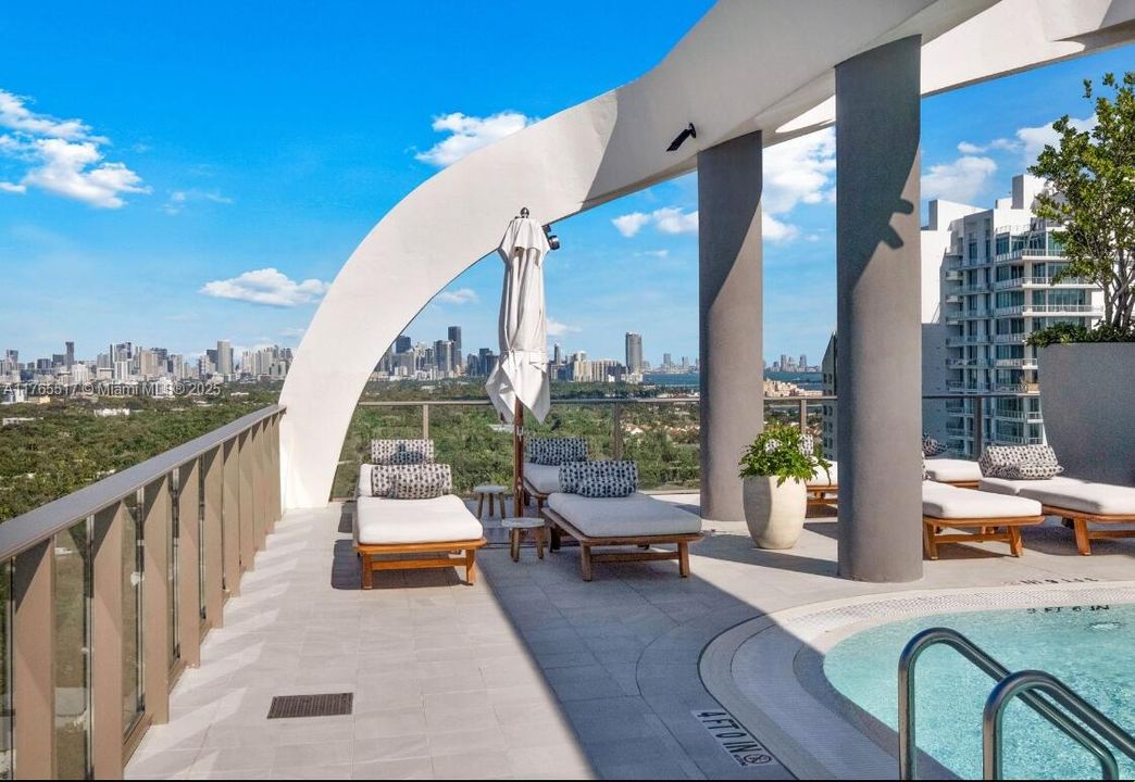 For Sale: $1,070,000 (1 beds, 1 baths, 772 Square Feet)