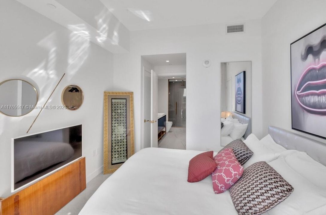 For Sale: $1,070,000 (1 beds, 1 baths, 772 Square Feet)