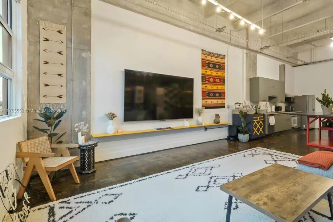 Recently Sold: $750,000 (1 beds, 1 baths, 1267 Square Feet)