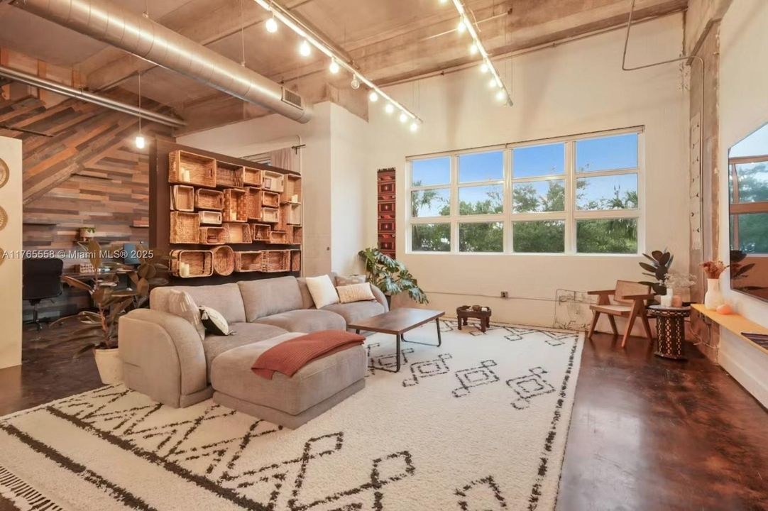 Recently Sold: $750,000 (1 beds, 1 baths, 1267 Square Feet)