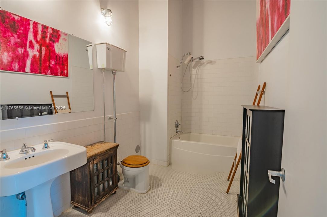 Recently Sold: $750,000 (1 beds, 1 baths, 1267 Square Feet)