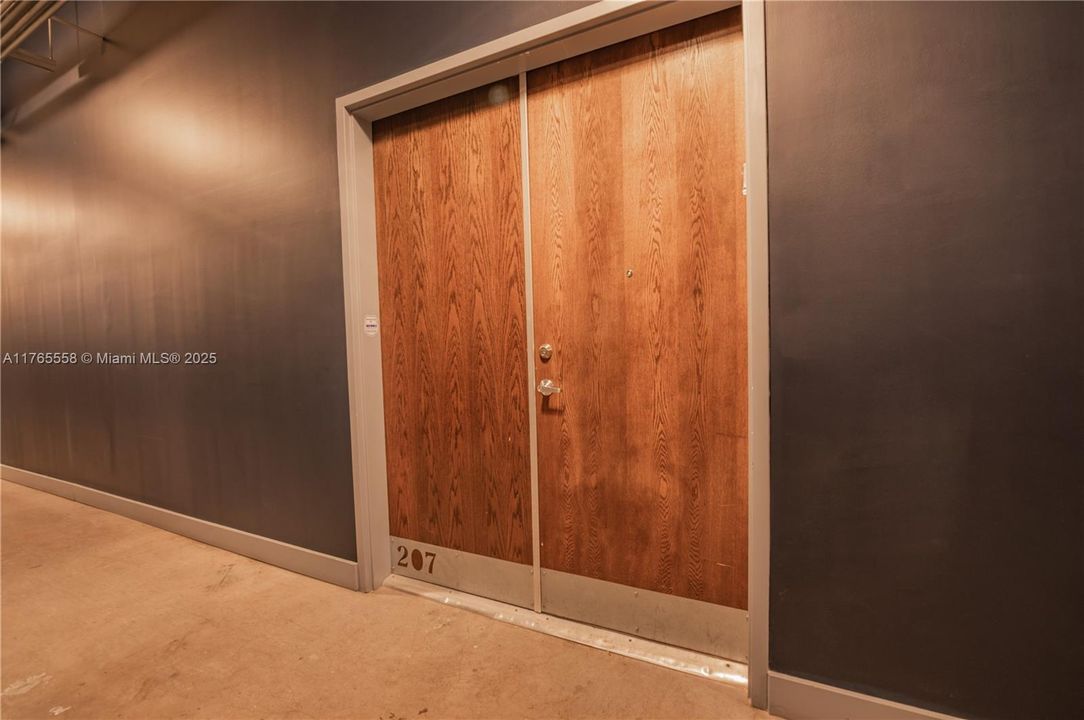 Recently Sold: $750,000 (1 beds, 1 baths, 1267 Square Feet)