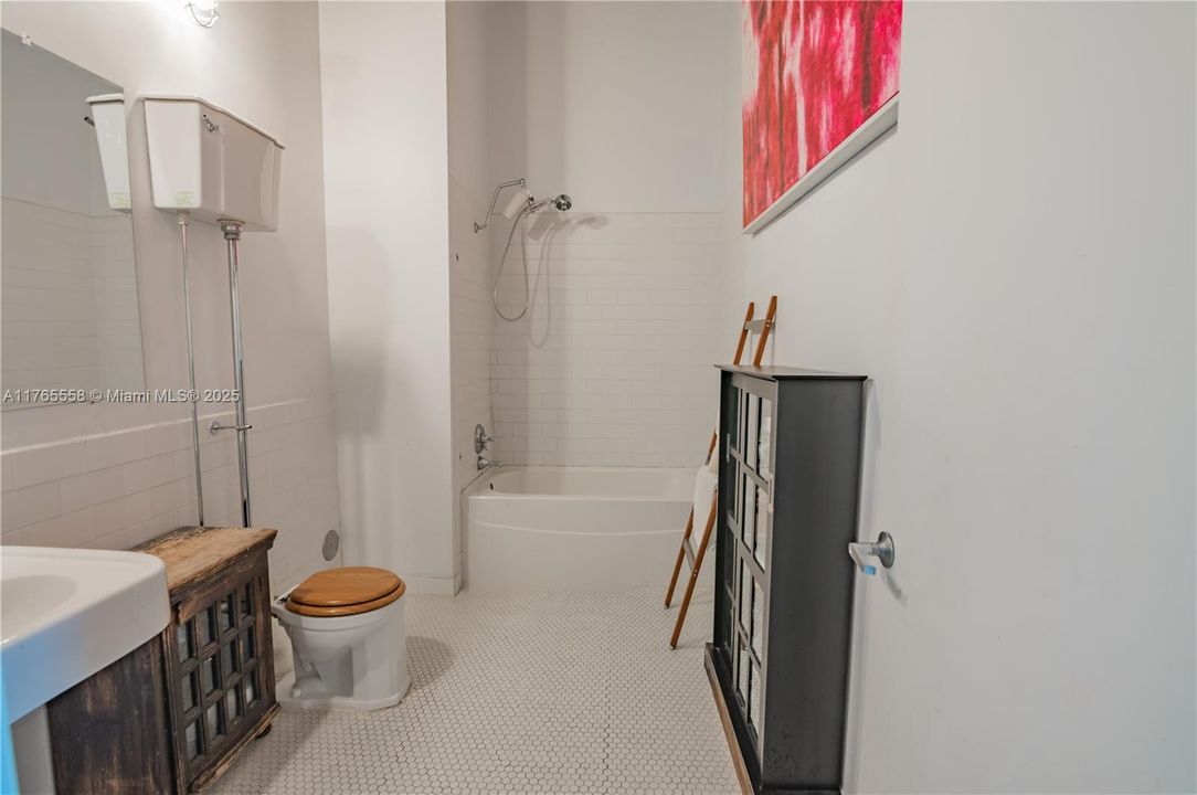 Recently Sold: $750,000 (1 beds, 1 baths, 1267 Square Feet)