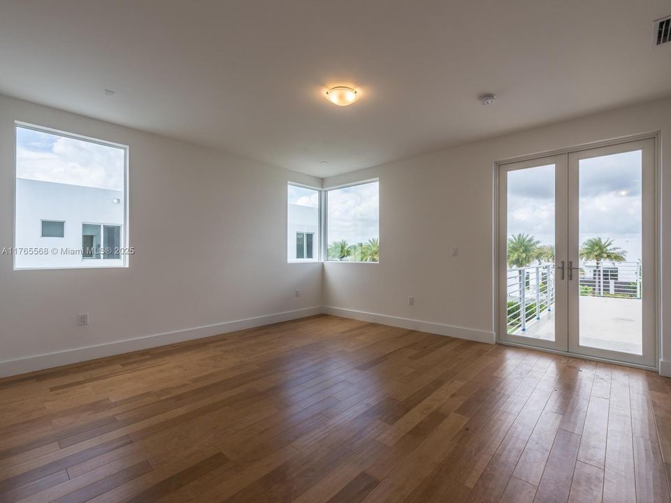 Active With Contract: $7,300 (4 beds, 4 baths, 3624 Square Feet)