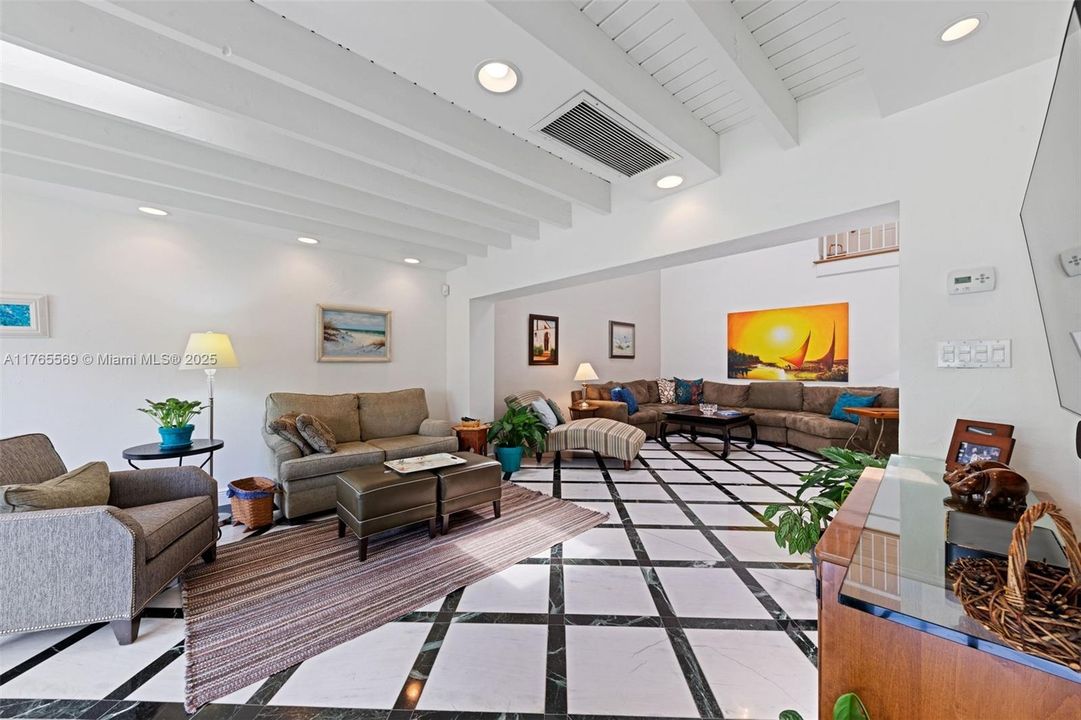 最近售出: $599,000 (3 贝兹, 2 浴室, 2350 平方英尺)