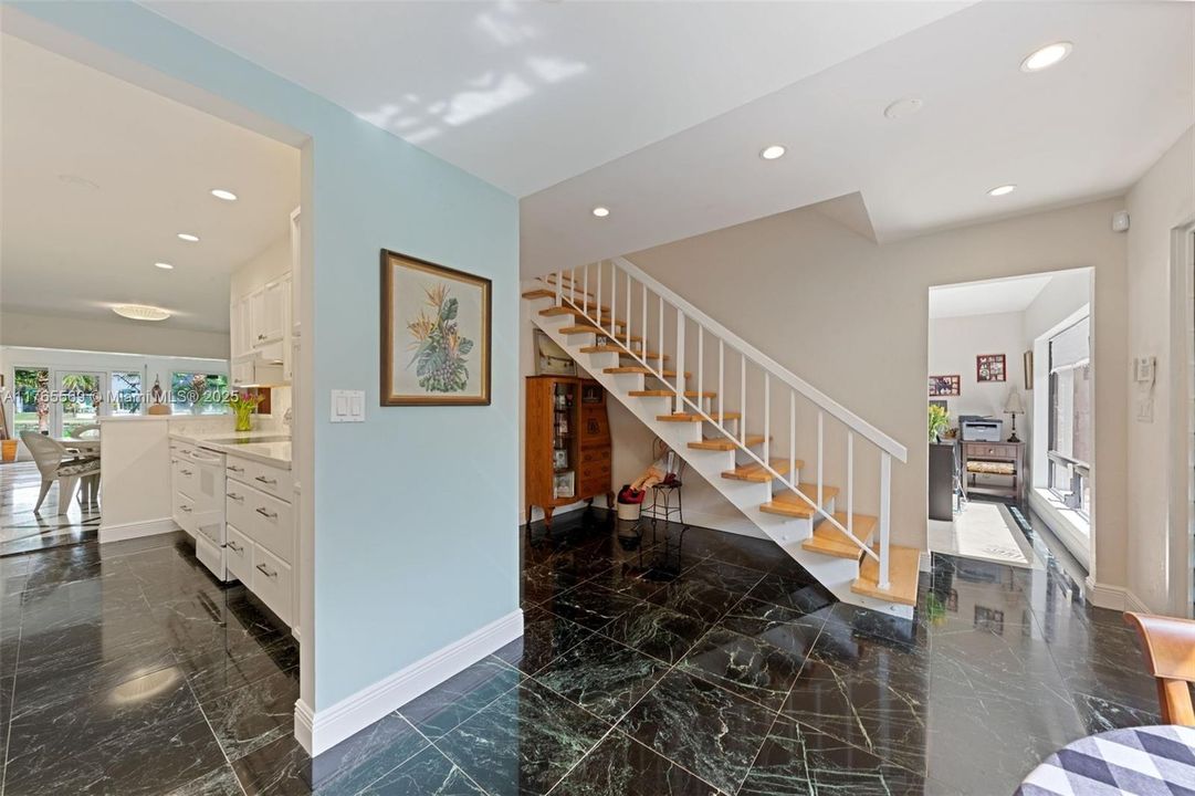 最近售出: $599,000 (3 贝兹, 2 浴室, 2350 平方英尺)