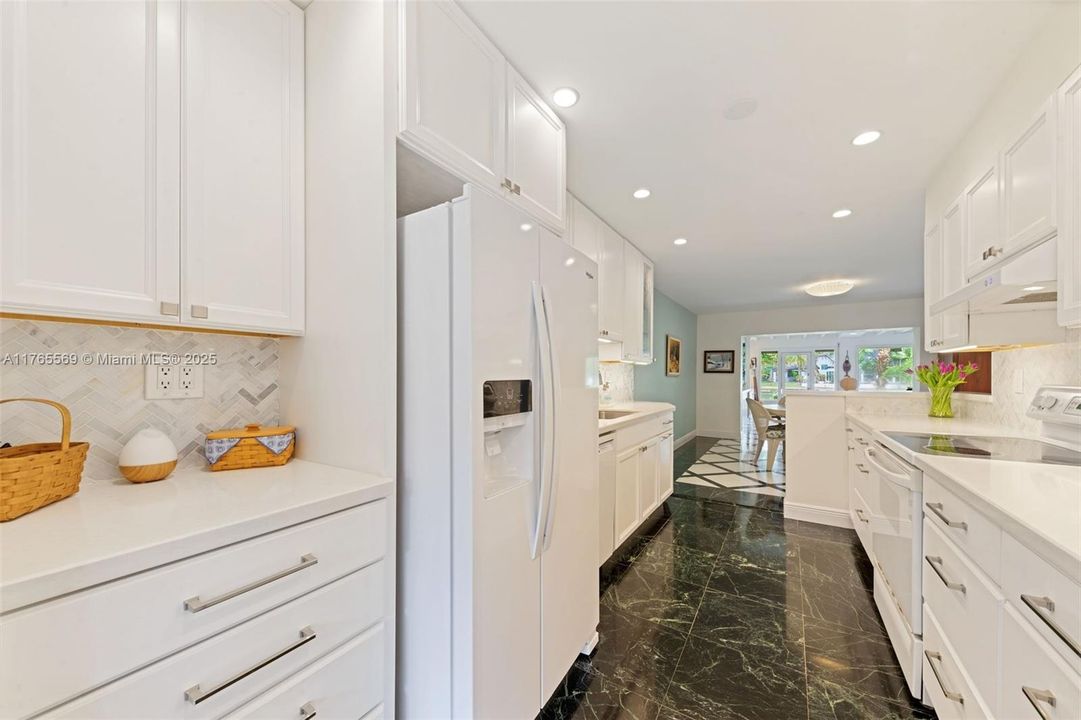 最近售出: $599,000 (3 贝兹, 2 浴室, 2350 平方英尺)