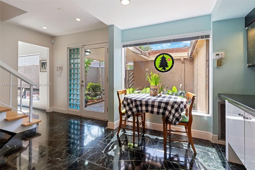 最近售出: $599,000 (3 贝兹, 2 浴室, 2350 平方英尺)