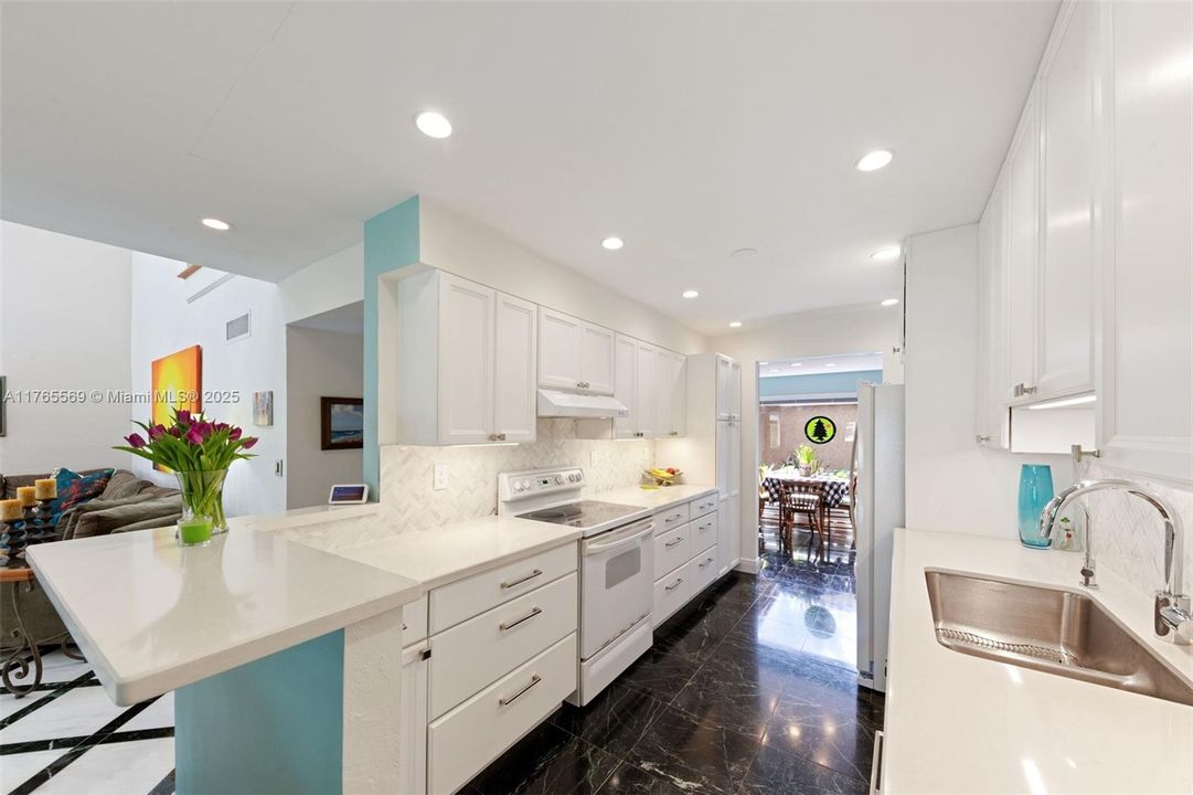 最近售出: $599,000 (3 贝兹, 2 浴室, 2350 平方英尺)