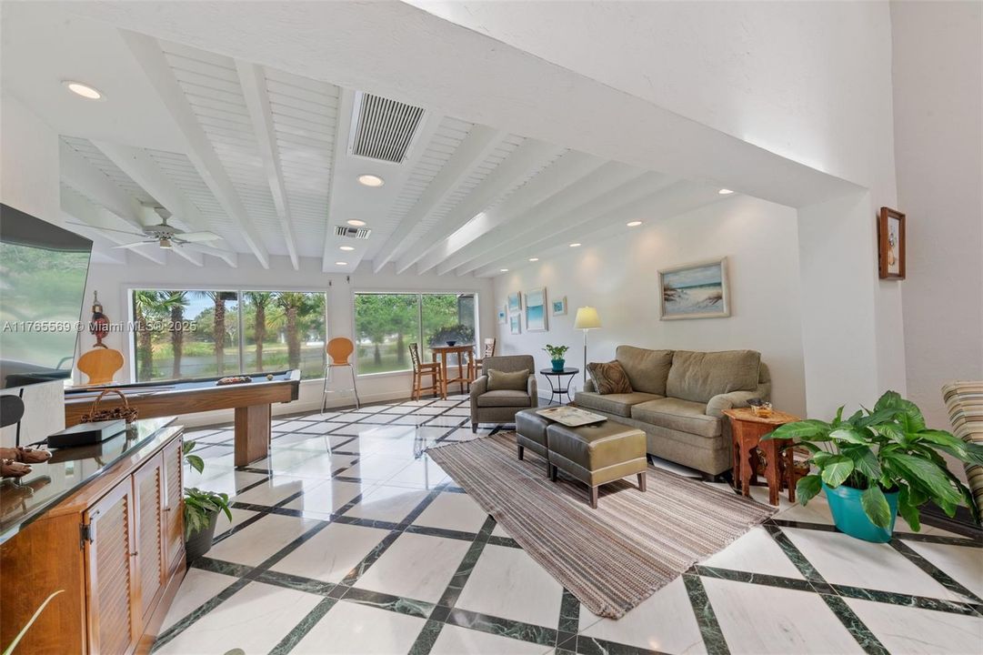 最近售出: $599,000 (3 贝兹, 2 浴室, 2350 平方英尺)