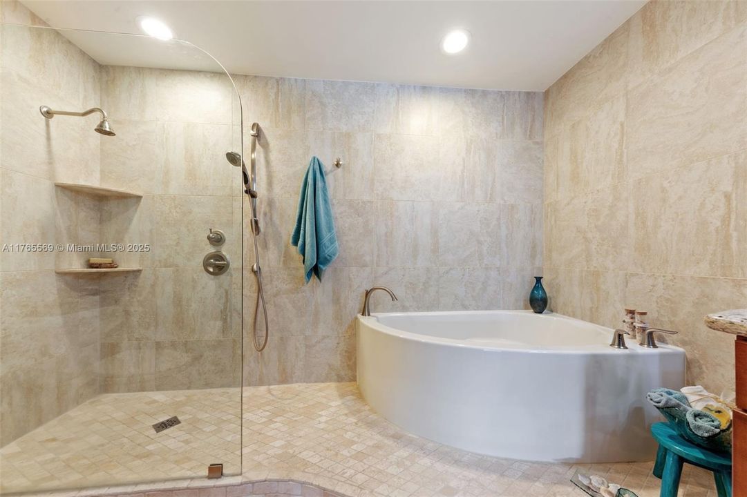 最近售出: $599,000 (3 贝兹, 2 浴室, 2350 平方英尺)