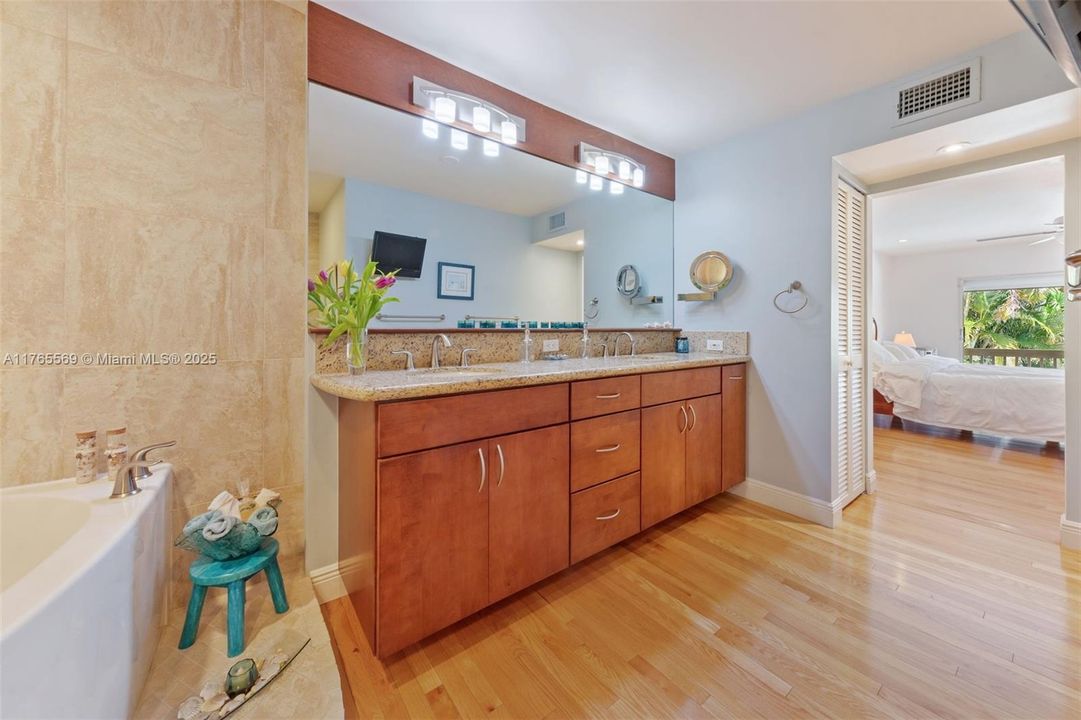 最近售出: $599,000 (3 贝兹, 2 浴室, 2350 平方英尺)