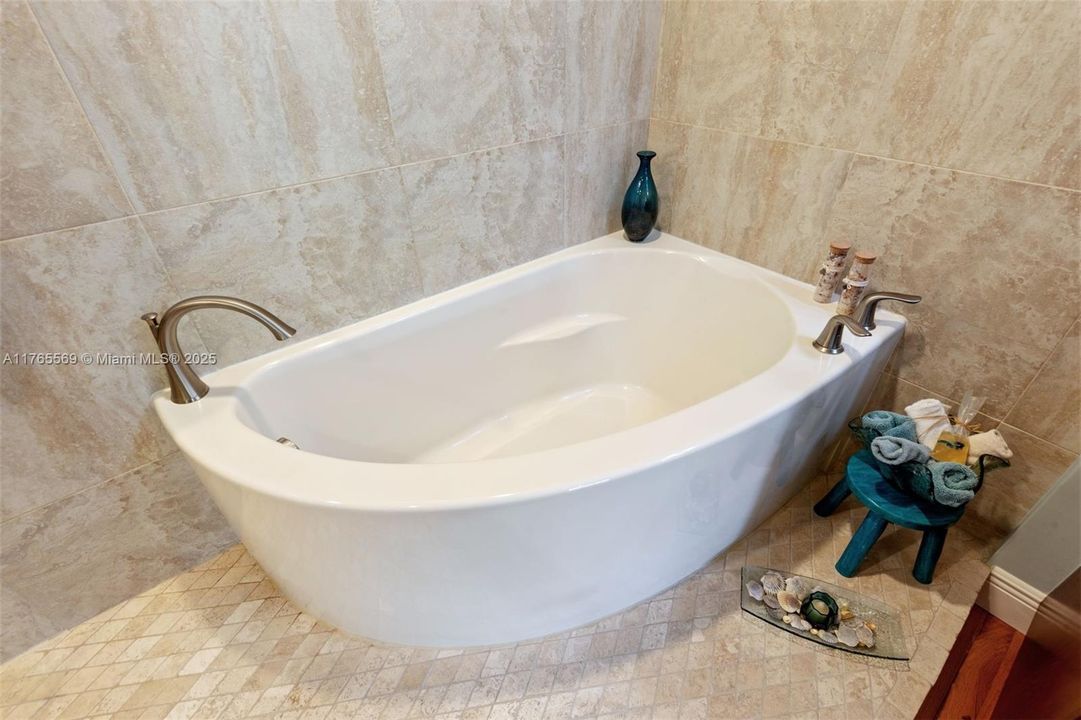 最近售出: $599,000 (3 贝兹, 2 浴室, 2350 平方英尺)