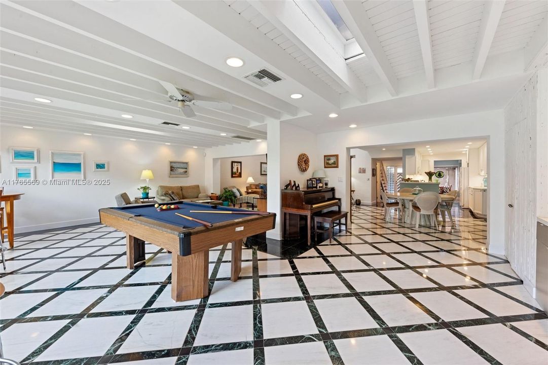 最近售出: $599,000 (3 贝兹, 2 浴室, 2350 平方英尺)