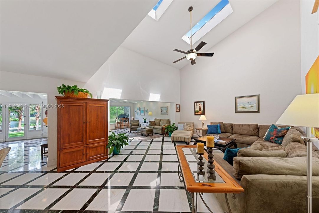 最近售出: $599,000 (3 贝兹, 2 浴室, 2350 平方英尺)