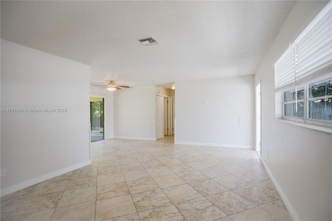 最近售出: $389,900 (3 贝兹, 2 浴室, 1427 平方英尺)