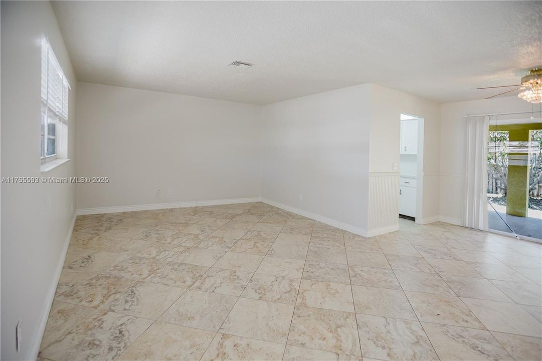 最近售出: $389,900 (3 贝兹, 2 浴室, 1427 平方英尺)