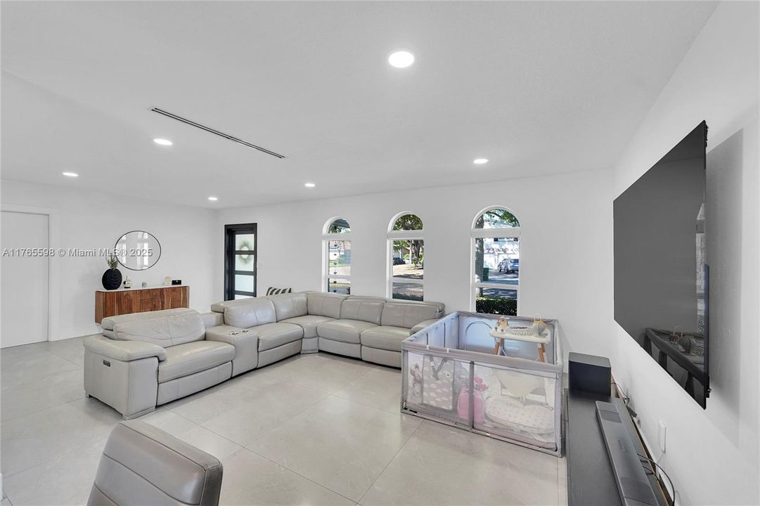 Recently Sold: $749,900 (4 beds, 2 baths, 2092 Square Feet)