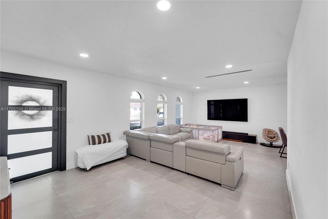 Recently Sold: $749,900 (4 beds, 2 baths, 2092 Square Feet)