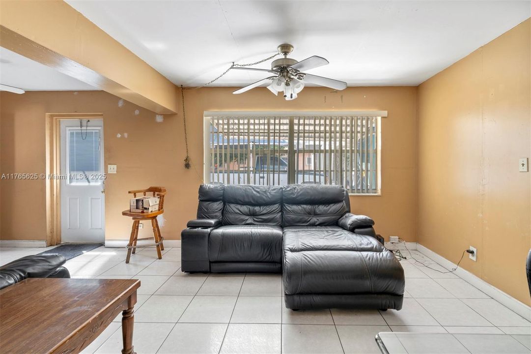 Vendido Recientemente: $349,000 (3 camas, 2 baños, 1665 Pies cuadrados)