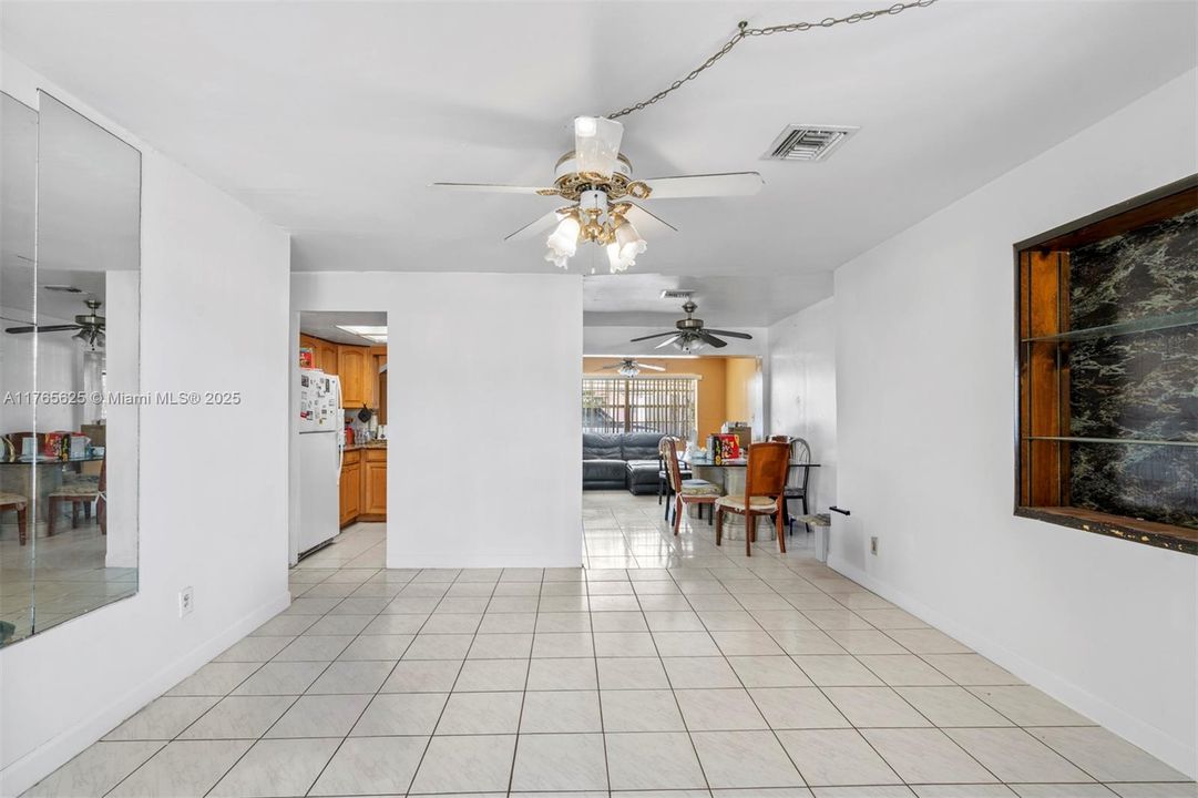 Vendido Recientemente: $349,000 (3 camas, 2 baños, 1665 Pies cuadrados)