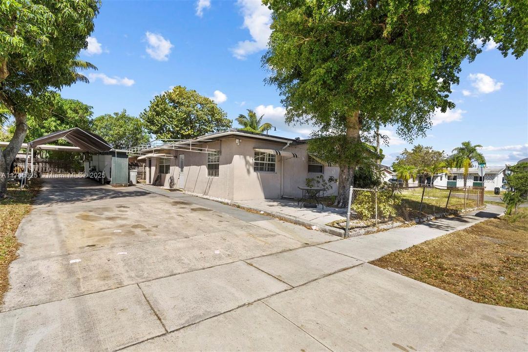 Vendido Recientemente: $349,000 (3 camas, 2 baños, 1665 Pies cuadrados)