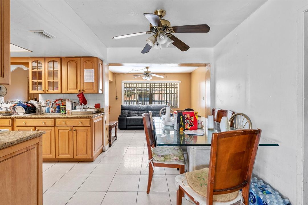 Vendido Recientemente: $349,000 (3 camas, 2 baños, 1665 Pies cuadrados)