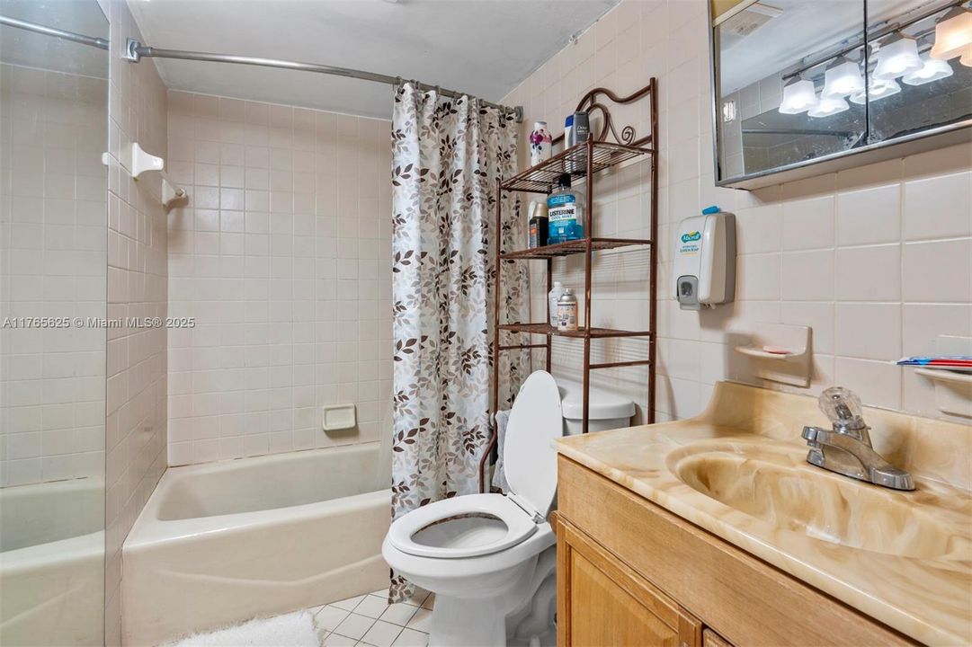 Vendido Recientemente: $349,000 (3 camas, 2 baños, 1665 Pies cuadrados)