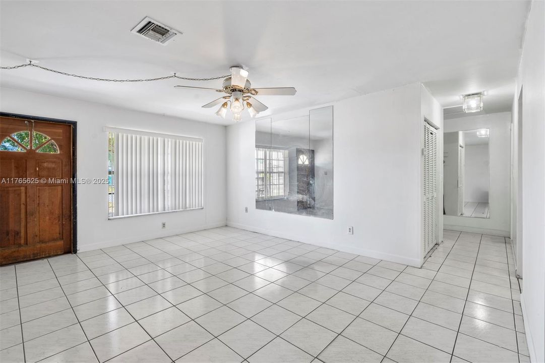 Vendido Recientemente: $349,000 (3 camas, 2 baños, 1665 Pies cuadrados)