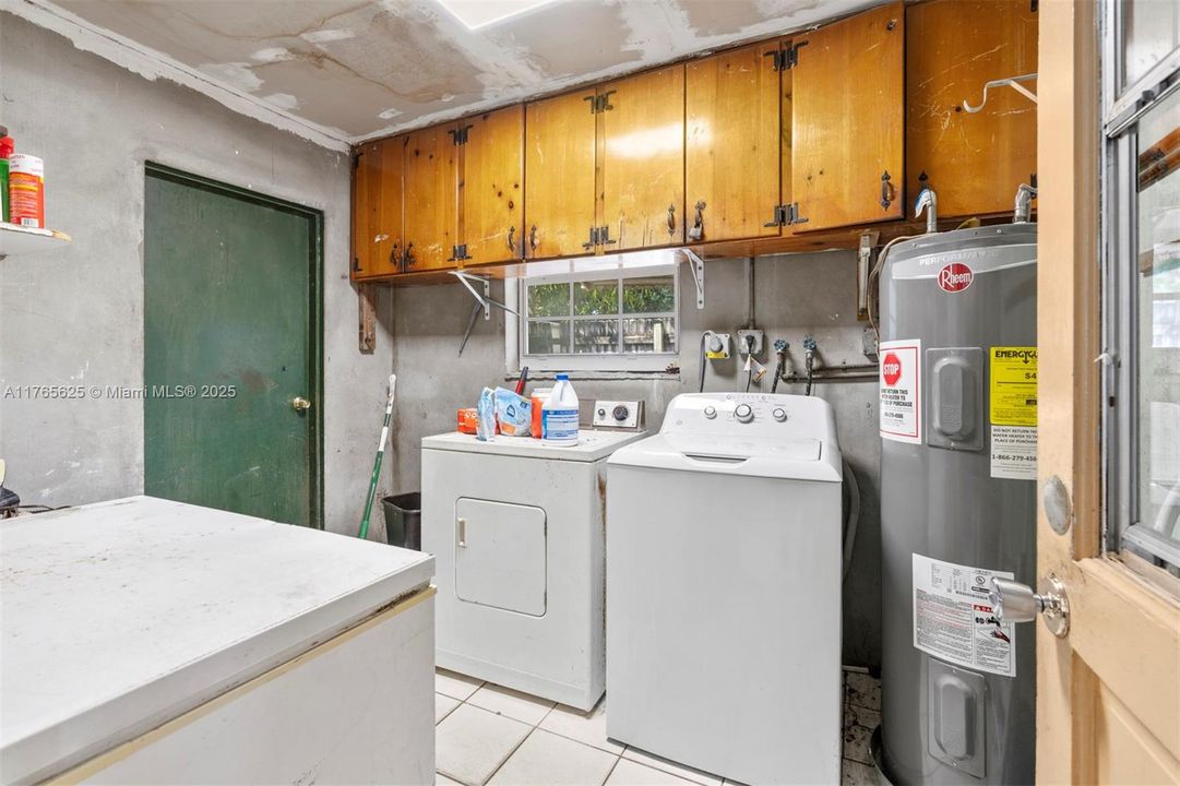 Vendido Recientemente: $349,000 (3 camas, 2 baños, 1665 Pies cuadrados)