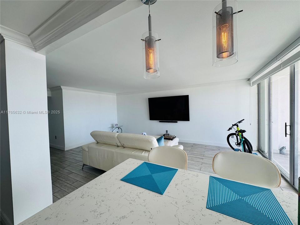 En Venta: $345,500 (2 camas, 2 baños, 1565 Pies cuadrados)