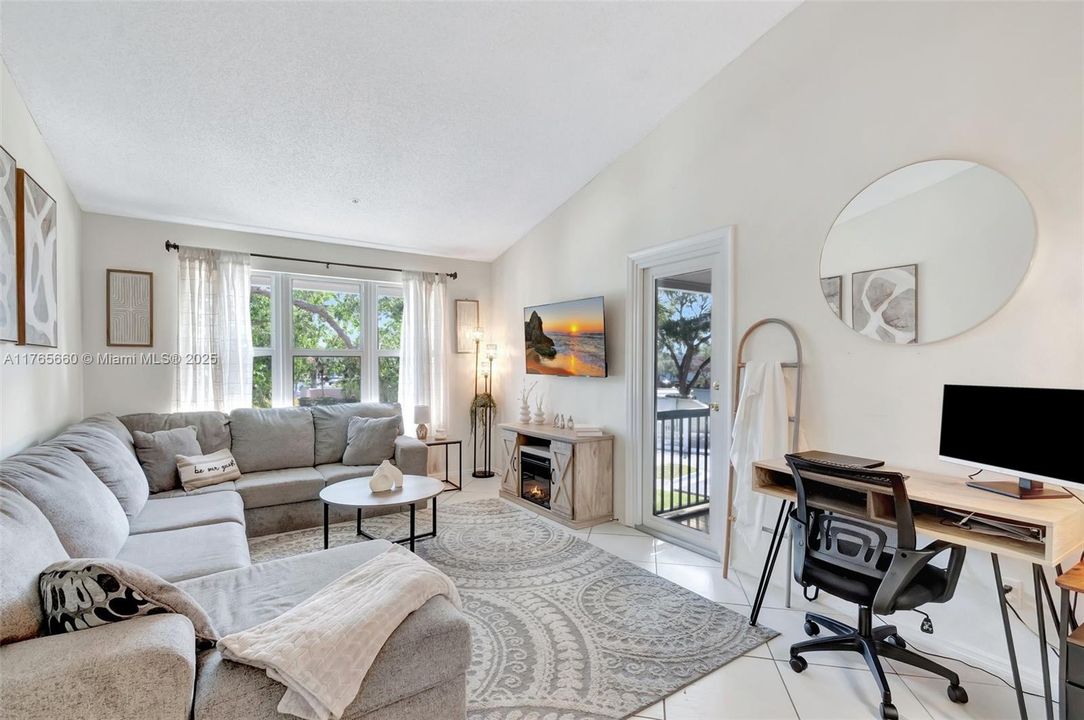 Недавно продано: $187,000 (2 спален, 2 ванн, 1172 Квадратных фут)