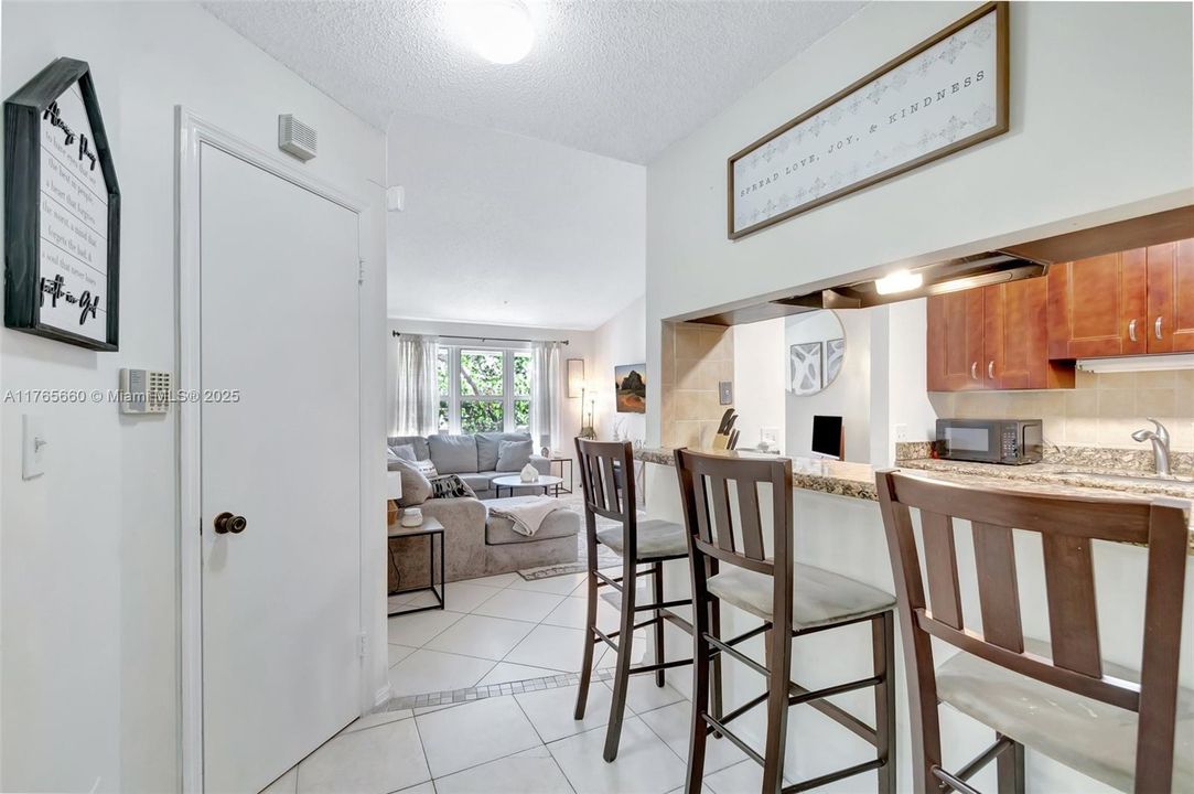 Недавно продано: $187,000 (2 спален, 2 ванн, 1172 Квадратных фут)