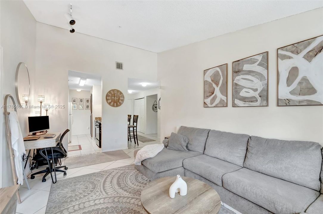 Недавно продано: $187,000 (2 спален, 2 ванн, 1172 Квадратных фут)