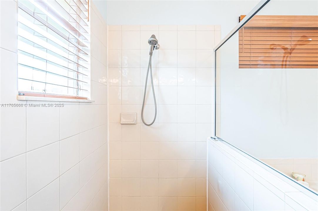 Recently Sold: $925,000 (4 beds, 3 baths, 3393 Square Feet)