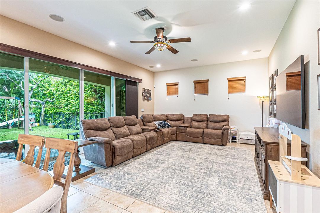 Recently Sold: $925,000 (4 beds, 3 baths, 3393 Square Feet)