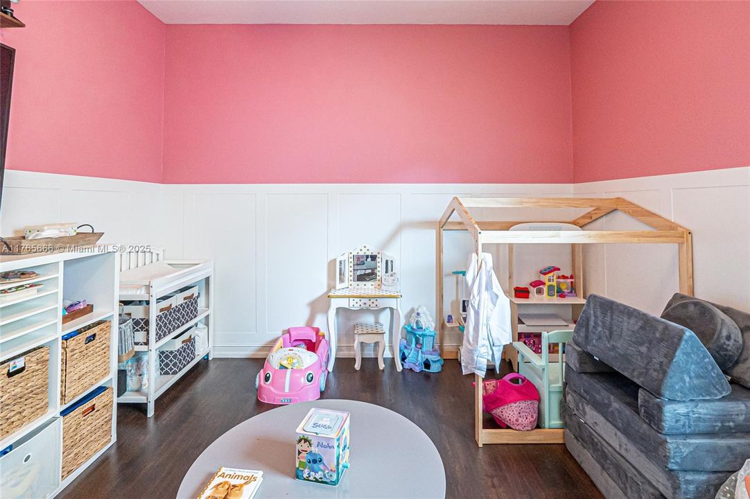 Recently Sold: $925,000 (4 beds, 3 baths, 3393 Square Feet)