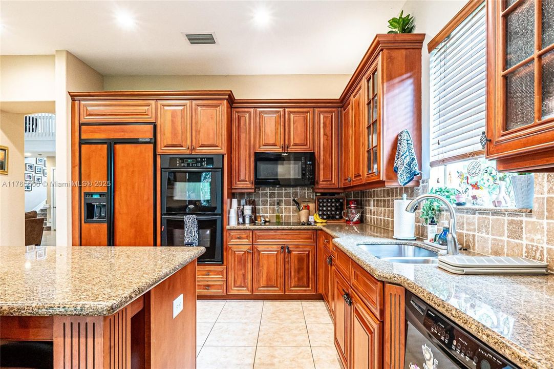 Recently Sold: $925,000 (4 beds, 3 baths, 3393 Square Feet)