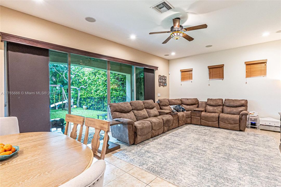 Recently Sold: $925,000 (4 beds, 3 baths, 3393 Square Feet)