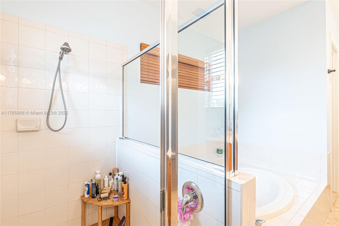 Recently Sold: $925,000 (4 beds, 3 baths, 3393 Square Feet)