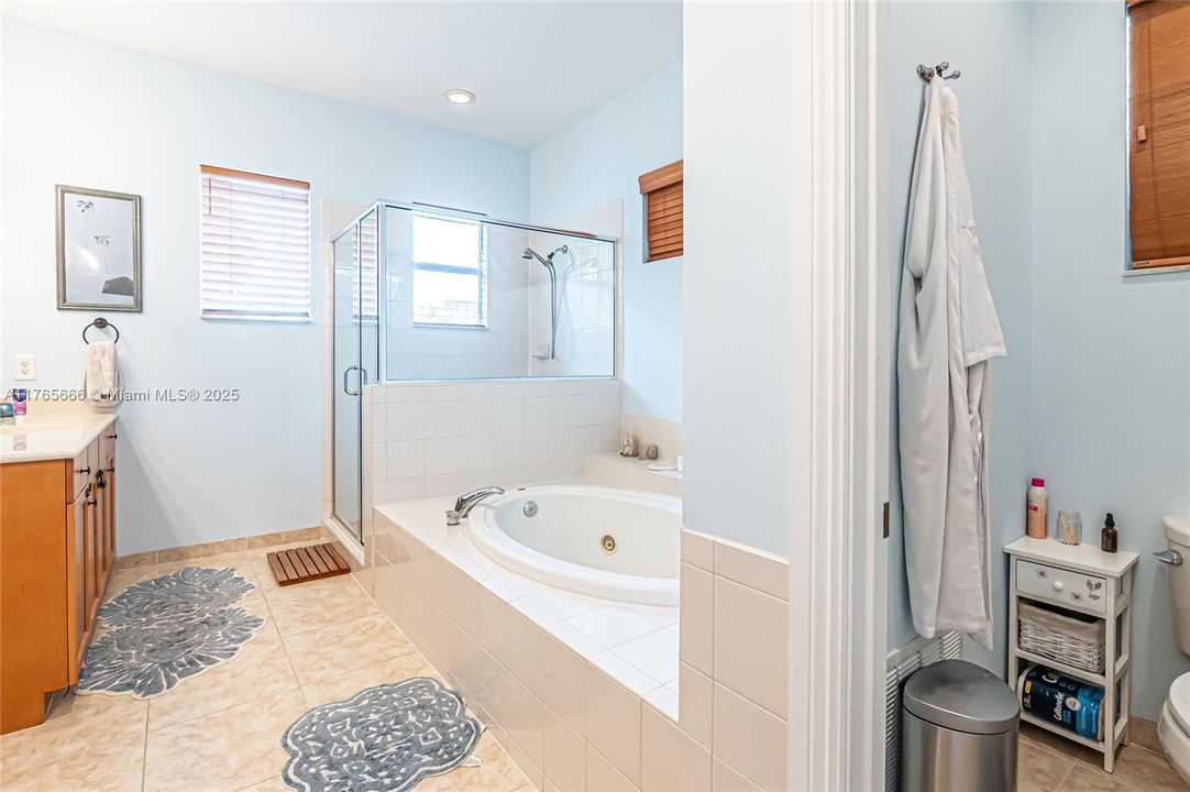 Recently Sold: $925,000 (4 beds, 3 baths, 3393 Square Feet)