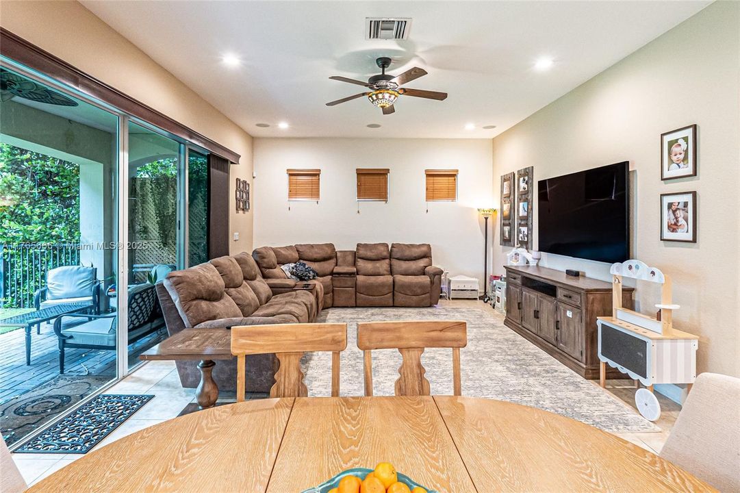 Recently Sold: $925,000 (4 beds, 3 baths, 3393 Square Feet)