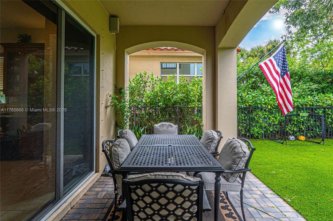 Recently Sold: $925,000 (4 beds, 3 baths, 3393 Square Feet)