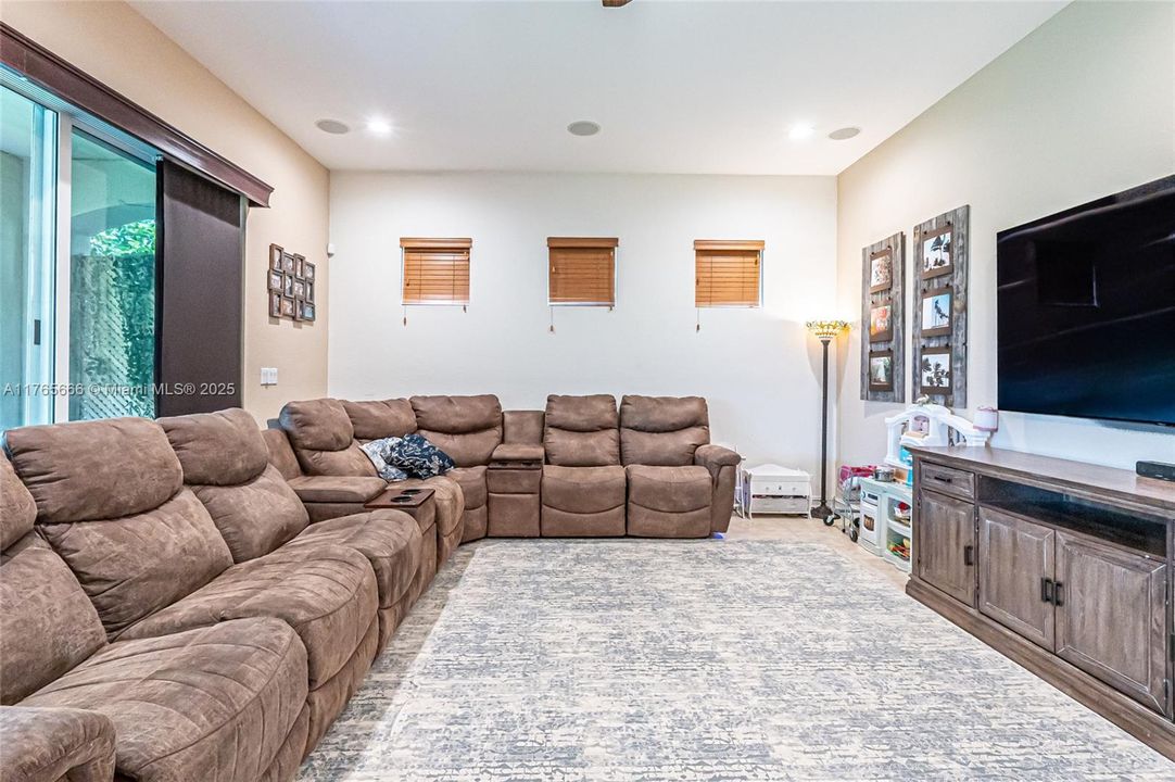 Recently Sold: $925,000 (4 beds, 3 baths, 3393 Square Feet)