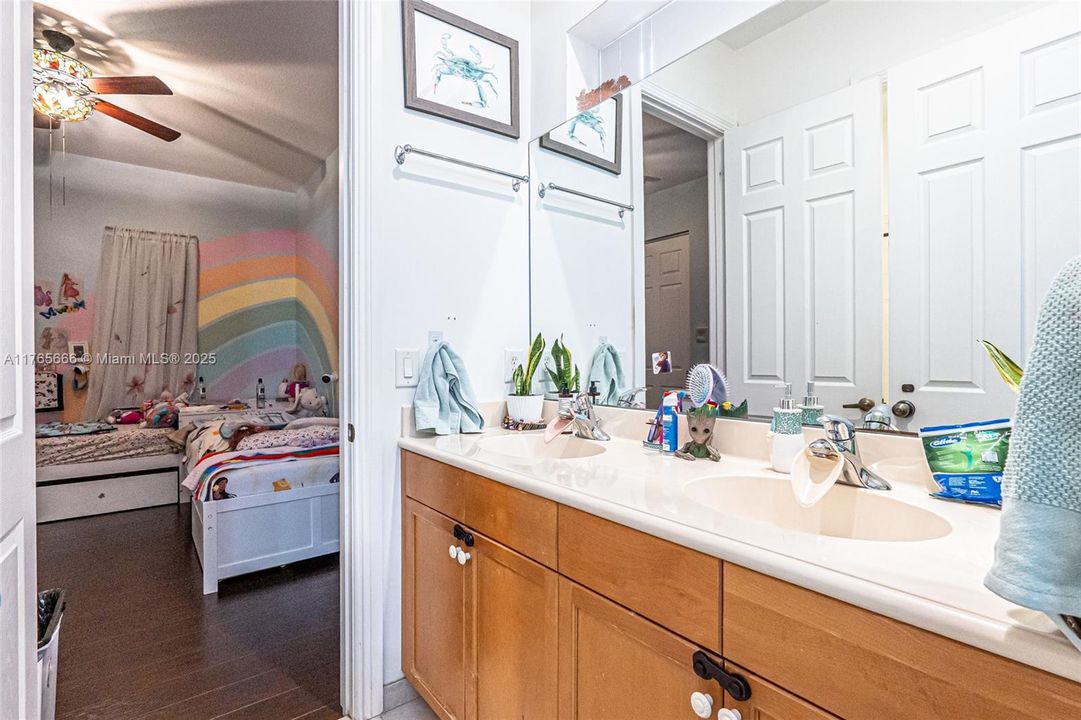 Recently Sold: $925,000 (4 beds, 3 baths, 3393 Square Feet)