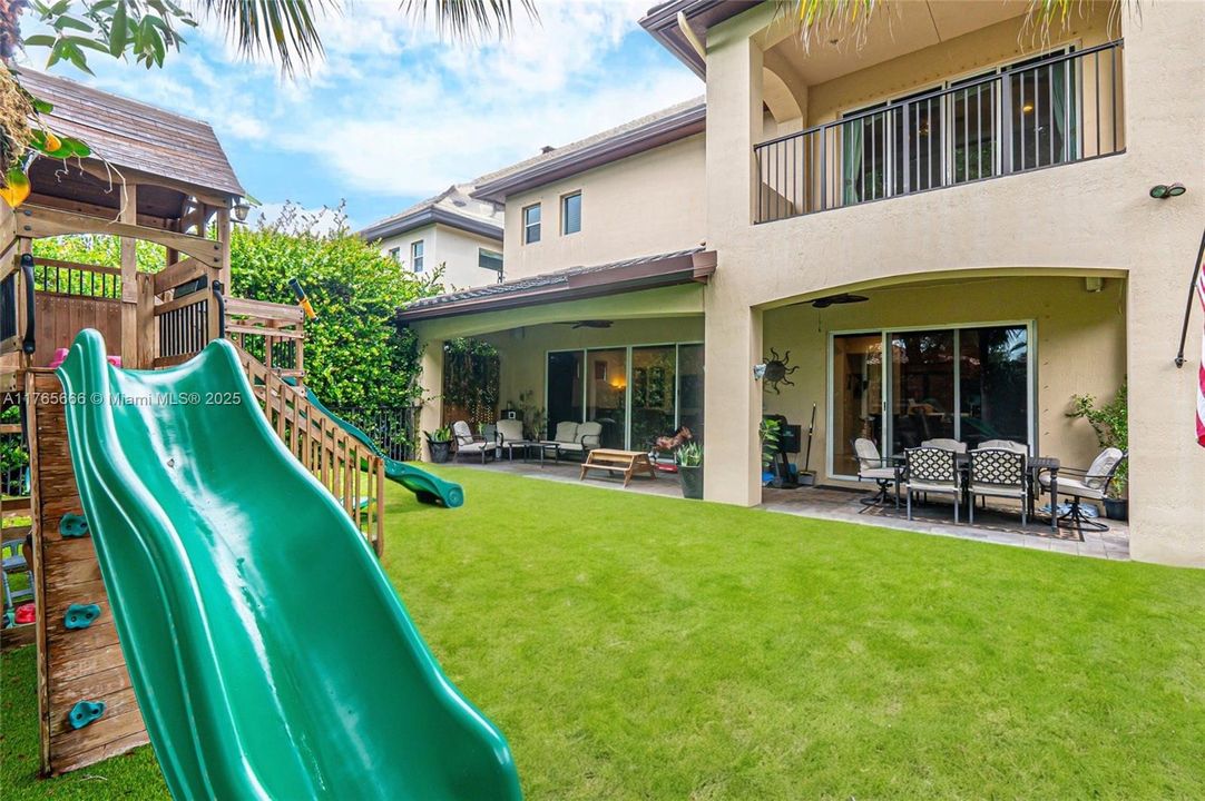 Recently Sold: $925,000 (4 beds, 3 baths, 3393 Square Feet)