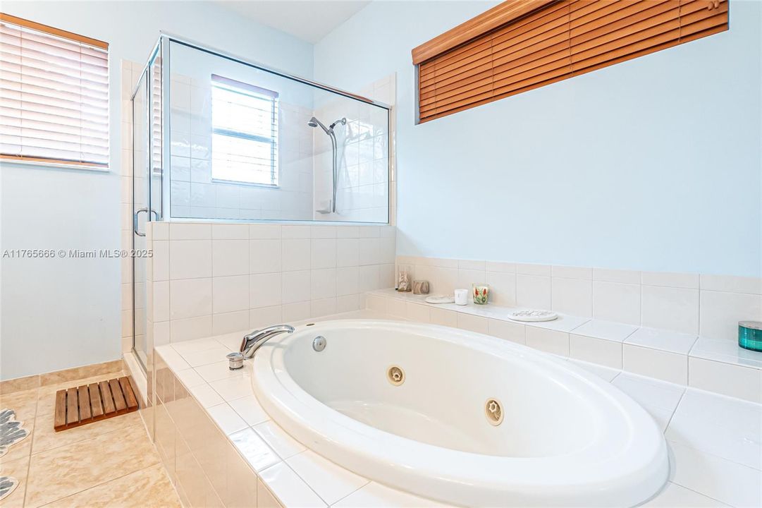 Recently Sold: $925,000 (4 beds, 3 baths, 3393 Square Feet)