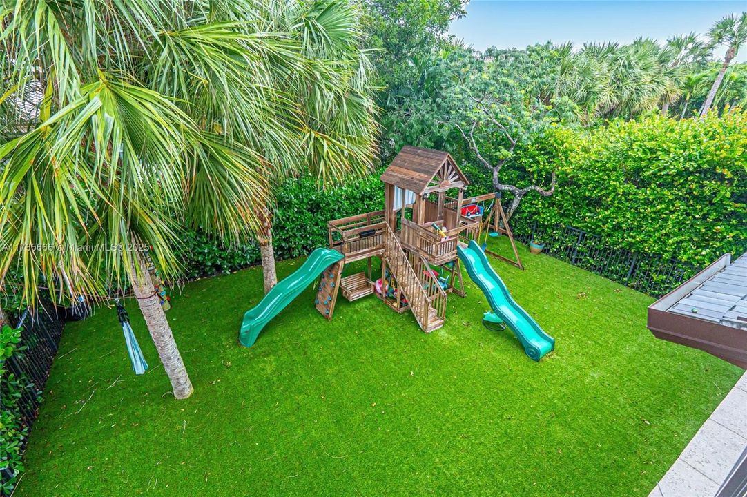 Recently Sold: $925,000 (4 beds, 3 baths, 3393 Square Feet)