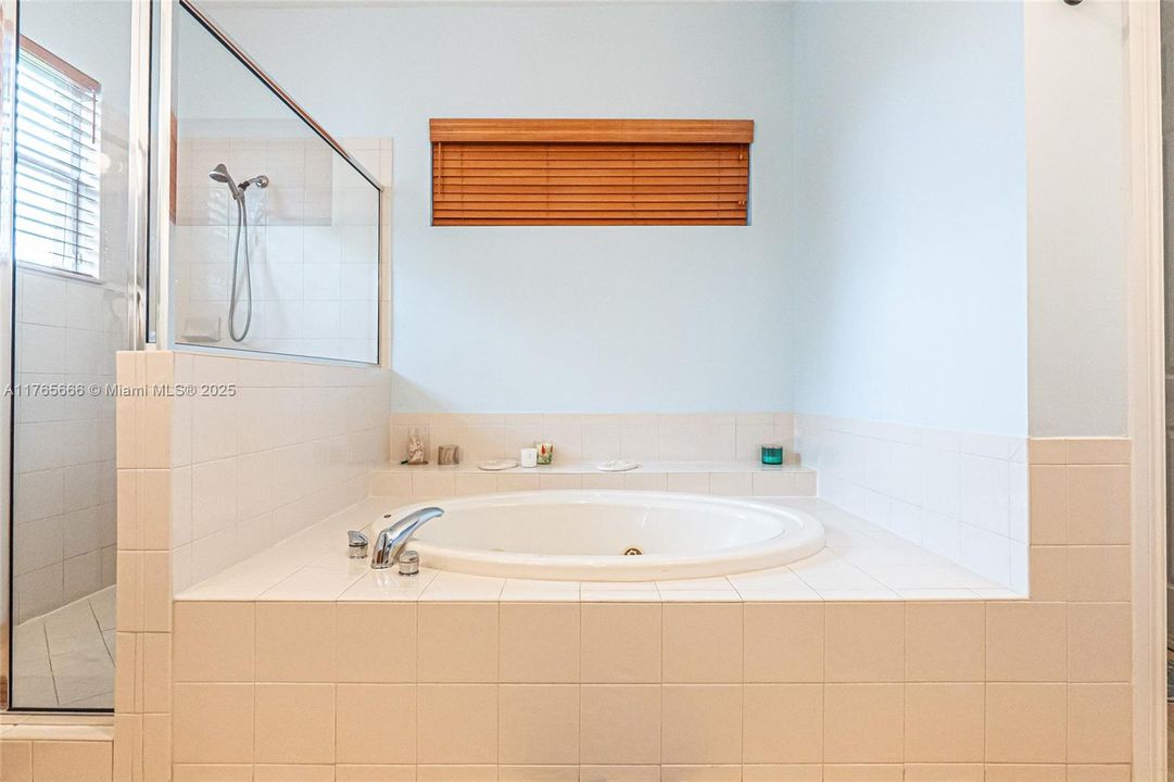 Recently Sold: $925,000 (4 beds, 3 baths, 3393 Square Feet)